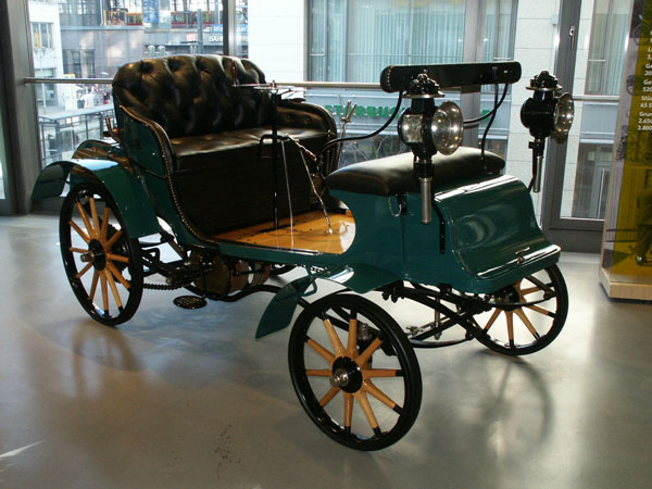Patentmotorwagen System Lutzmann in einem Museum 1897 Patentmotorwagen System Lutzmann in einem Museum als Ausstellungsstück