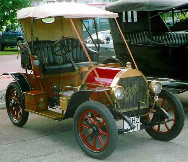Dieses kleine und wendige Fahrzeug wurde von der Adam Opel KG gefertigt Opel Doktorwagen in Rot mit Gold und Stoffdach