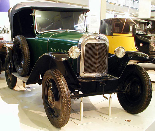Der Opel Laubfrosch in einem Auto-Museum