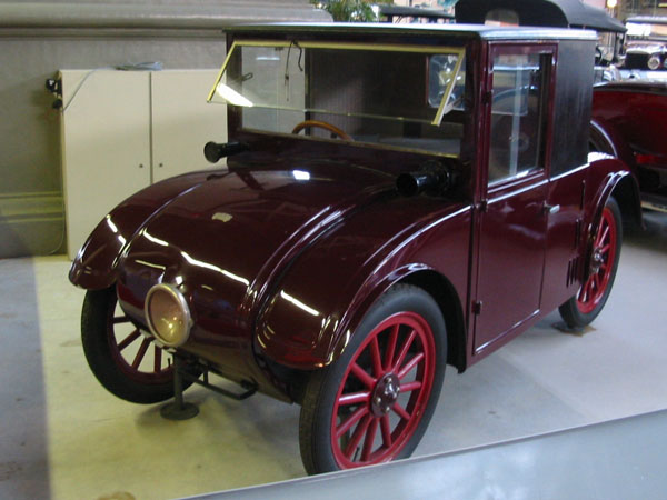 Ein Kilo Blech, ein Kilo Lack - und fertig ist der Hanomag Ein Hanomag 2/10 PS in einem Museum als Ausstellungsfahrzeug
