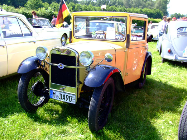 Der BMW Dixi DA2 war fast identisch zu den Vorgänger Dixi DA Ein gelber BMW Dixi DA2 auf einem Oldtimertreffen