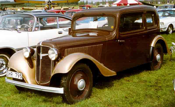 Dieser Kleinwagen wurde von 1936 bis 1941 gebaut Adler Triumpf Junoir 1E in Braun auf einem Oldtimertreffen