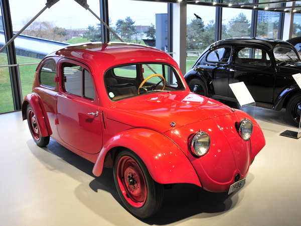 KDF-Wagen oder auch Porsche Typ 60 war der Vorgänger des VW Käfer Ein Exemplar des KDF-Wagens in Rot in der Autostadt Wolfsburg