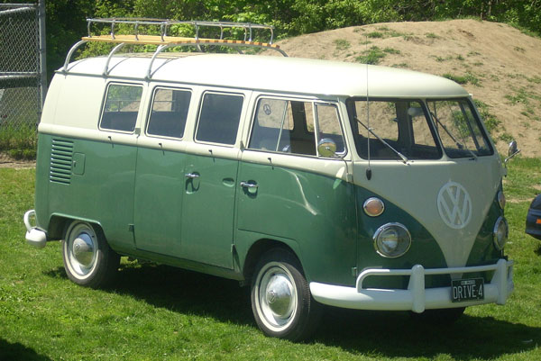 Den T1 gab es als Kastenwagen, Kombi, Kleinbus, Pritsche und als Sondermodell Samba Volkswagen Typ 2 T1 "Bulli" in Grün und Weiß
