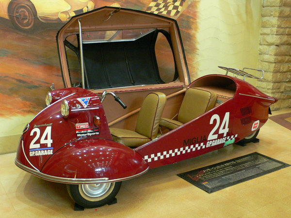 Der Messerschmit KT 175 hatte einen Lenker wie ein Roller und kein Lenkrad Meserschmit KT 175 in rot als Ausstellungsstück