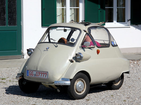 Die BMW Isetta durfte mit dem alten Führerschein IV (bis 250cm³) gefahren werden Eine BMW Isetta in Beige vor einem Haus