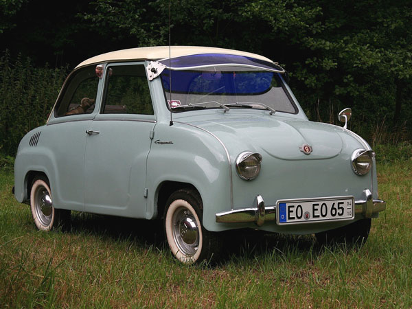 ab 1957 standen auch zu den 250 cm³ Motoren 300 und 400 cm³ Motoren zur Verfügung Ein Blaues Goggomobil mit einer blauen Sonnenblende