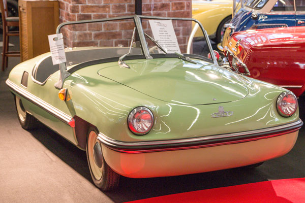 Der Spatz konnte Wahlweise mit Faltverdeck aus Stoff oder mit einem Hardtop mit Flügeltüren als Wetterschutz bestellt werden Der "Spatz" in Mint-Grün in einem Museum