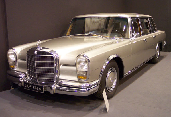 Der führende Entwickler bei Daimler-Benz, Franz Nallinger, entwickelte den Wagen auf dem Stand des technisch Machbaren zu dieser Zeit
