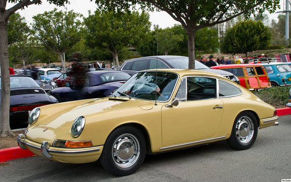 Der 911er war der erste Porsche mit einem Sechszylinder-Boxermotor Ein Porsche 911 (Urmodell) mit zeitgenössischen gelben Lackierung der 1960er Jahre