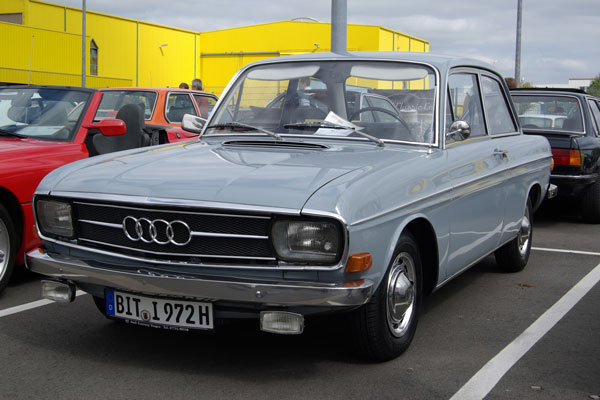 Der Audi F103-80 hatte eine Motorleistung von 59 kW (80 PS) Ein gut erhaltener Audi F103 in der Farbe Neptunblau