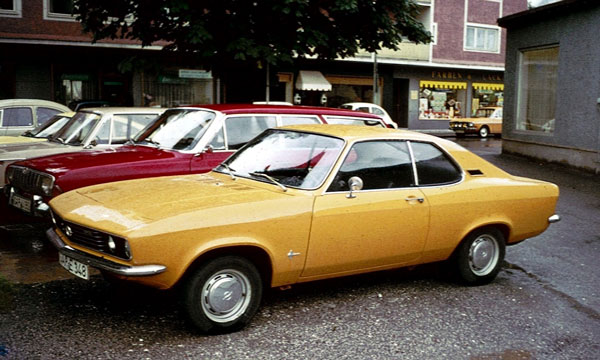 Der Manta war mit einem 1,2 bis 1,9 Liter großen Motor ausgestattet und leistete 44 - 77 kW Ein gelber Manta A in einem Hinterhof