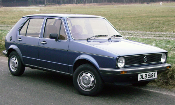 Der Volkswagen Golf I und der Volkswagen Passat halfen, die Absatzkrise zu überwinden. Ein blauer VW Golf 1 am Straßenrand