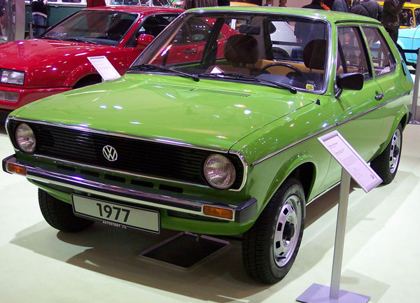 Gebaut wurde der erste Polo von 1975 bis 1981 und wurde dann vom Polo II abgelöst Der Volkswagen Polo LS 1 in Grün bei einer Autoausstellung