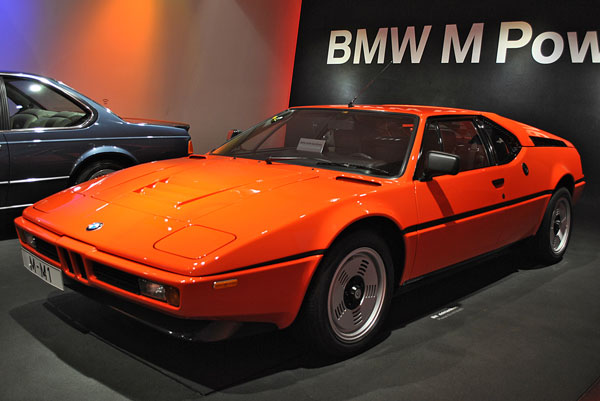 Der BMW M1 war 1979 mit einem Preis von 113.000 Deutsche Mark das teuerste deutsche Auto. Ein knallig oranger M1 im BMW Museum in München
