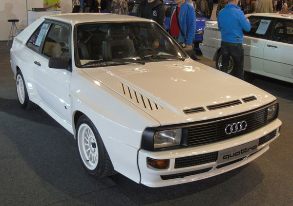 Der Audi quattro war mit 11.452 Stück das erste Straßenfahrzeug mit permanenten Alrradantrieb in größeren Stückzahlen Ein weißer Audi quattro mit kurzen Radstand