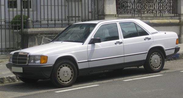 Mercedes verkaute innerhalb 11 Jahre das Auto rund 1,8 Millionen mal Ein weißer Mercedes Benz 190E in einem guten Zustand am Straßenrand