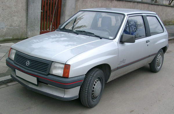 Der Opel Corsa A hat bis Heute fünf Nachfolger ein silberner Opel Corsa A Swing (Swing bezeichnet die 3-türige Variante des Corsa A"
