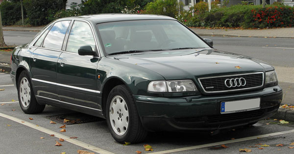 Der Audi A8 D2 (Typ 4D) wurde 1993 auf der IAA vorgestellt Ein dunkelgrüner Audi A8 4.2 Liter quattro (Facelift)