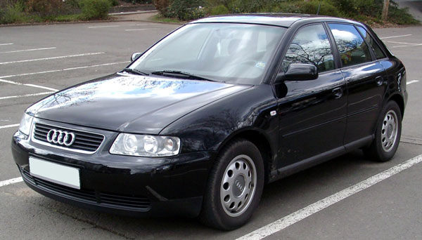 Der A3 wurde im Jahr 2000 einer Modellpflege unterzogen und bekam mehr als 30 Änderungen Ein schwarzer Audi A3 8L