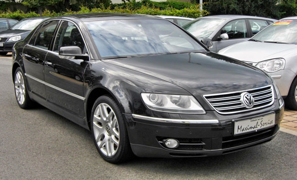 Der Phaeton war erhältlich mit einem 3.2 oder 3.6 Liter V6, einem 4.2 Liter V8 oder mit einem W12. Als Dieselmotor war ein 3.0 TDI oder V10 TDI erhältlich Volkswagen Phaeton in Schwarz
