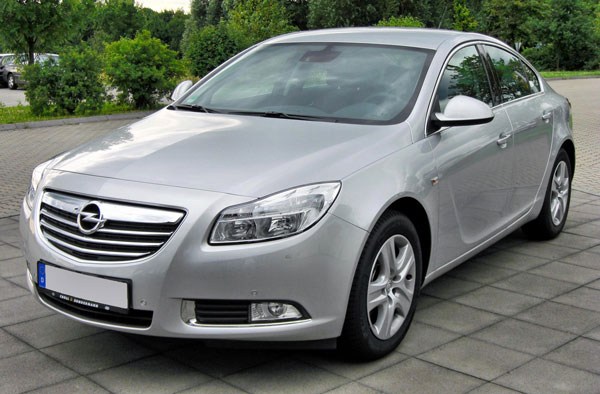 Opel produzierte im Zeitraum von 2008 bis 2017 insgesamt 944.6770 Stück 4-türiger Opel Insignia in Silber