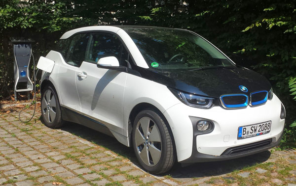 Der i3 wurde bis Ende 2019 165.000 mal verkauft Ein BMW i3 an einer BMW i Ladestation in Berlin