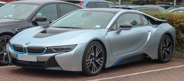 Der i8 wurde von 2013 bis 2020 produziert und insgesamt 20.000 Stück an Kunden ausgeliefert. Ein BMW i8 von 2016 in der Farbe Ionic Silver