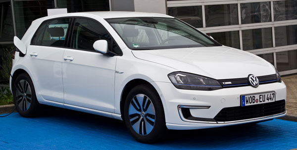 Der e-Golf hat 2017 ein Facelift erhalten VW e-Golf 2014er Modell in Weiß