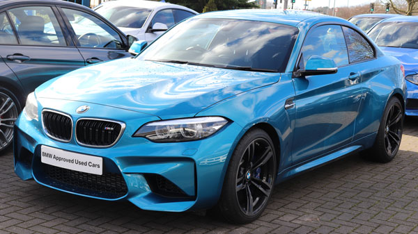 Das Design der Vorder- und Rückleuchten wurden 2017 bei der Modellpflege geändert und im sommer 2018 fand die Einführung des BMW M2 Competition statt BMW M2 vor Modellpflege im schönen Farbe Long Beach Blau metallic