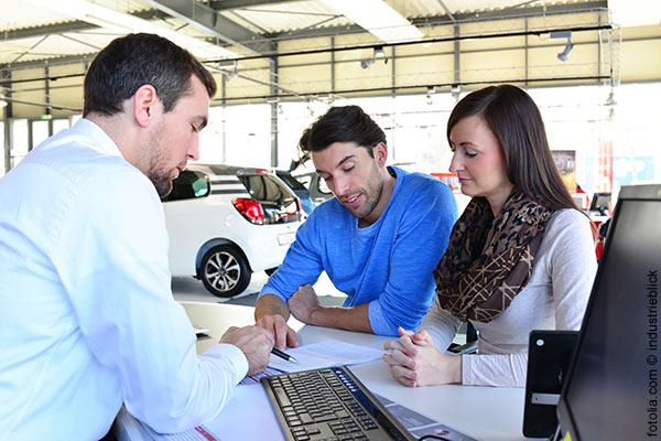 Es gibt viele Möglichkeiten eine Fahrzeug zu finanzieren Paar beim Autokauf